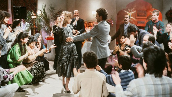 Heute ist es soweit: Dagmar (Heike Faber) und Erdal (Tayfun Bademsoy) verloben sich. Übermütig führt Erdal seine Zukünftige Braut in die türkischen Tanzweisen ein. © NDR 