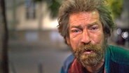 Um 4 Uhr morgens taucht Alex auf. Seit acht Jahren lebt er auf der Straße. Sein einziger Wunsch heute Nacht: 'Habt ihr noch warme Socken für mich?'. © © NDR 