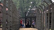 Touristen besichtigen das ehemalige Konzentrationslager Auschwitz. © NDR 