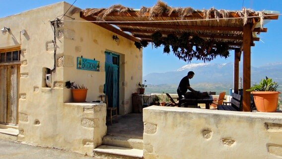 Blühendes Geschäft: In Kouses auf Kreta verkauft Yannis Giannoutsos in der ehemaligen Dorfkneipe Kräuter. © © NDR/Florian Melzer 