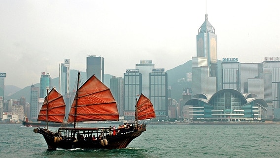 In Hongkong trifft Tradition auf Moderne: ein Dschunkenboot vor der Skyline. © © NDR/Hong Kong Tourism Board 