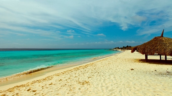 "Blue Curaçao": Das Wasser vor der Küste der karibischen Insel leuchtet in den Türkistönen des berühmten Likörs. © © NDR/Florian Melzer 