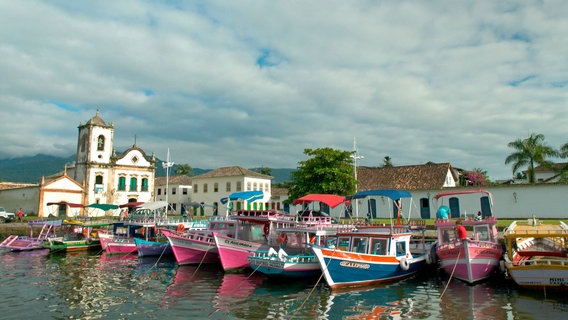 Der Hafen von Paraty. Im Hintergrund die Santa Rita Kirche. © © NDR/Jan Hinrik Drevs 