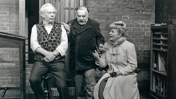 Szene aus der Ohnsorg-Aufführung "Seine Majestät Gustav Krause": Karl-Heinz Kreienbaum, Willem Fricke und Ursula Hinrichs. © © NDR/Ohnsorg-Archiv 