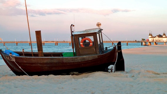 Früher war die Fischerei eine der Haupteinnahmequellen auf Usedom. Nur wenige Fischerboote legen noch vom Strand ab. © © NDR/Karsten Wohlrab , honorarfrei 