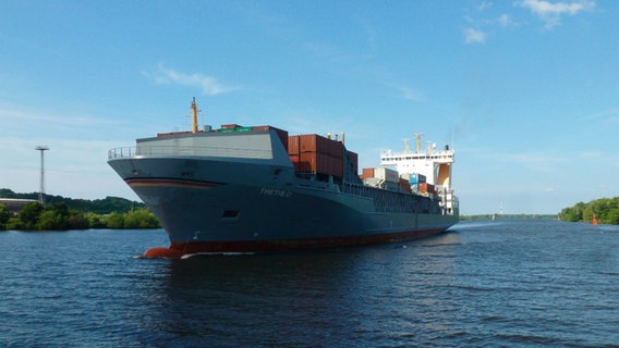Ein Containerschiff auf dem Weg nach Stettin. © © NDR/Florian Melzer 