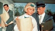 George (Rock Hudson, l) hat seinen Freund Arnold Nash (Tony Randall) angestiftet ihm zu helfen für seine Frau Judy Kimball (Doris Day) einen neuen Lebenspartner zu finden, da er fest glaubt bald sterben zu müssen. © WDR/BR 