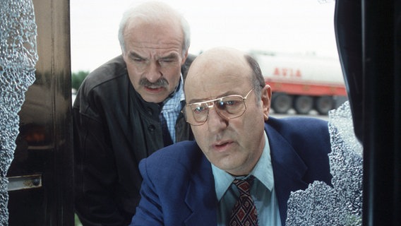 Szene aus dem Tatort "Schüsse auf der Autobahn": (Manfred Krug, r.) und Brockmöller (Charles Brauer, l.) begutachten den Tatort. © NDR/Ulla Kimmig 