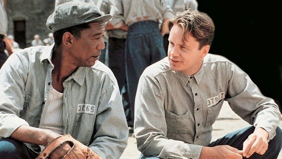 Die beiden Freunde "Red" (Morgan Freeman, li.) und Andy (Tim Robbins) sind ein eingespieltes Team. ©  NDR/ARD Degeto 