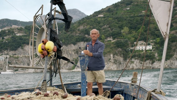 Ein Fischer steht am Steuerknüppel seines Bootes. © Neue Visionen Filmverleih 