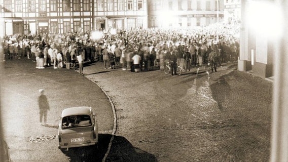 Eine altes Schwarz-Weiß-Foto zeigt eine Demonstration in Waren 1989.  