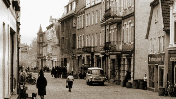 Eine altes Schwarz-Weiß-Foto zeigt Waren 1989. © NDR Foto: NDR