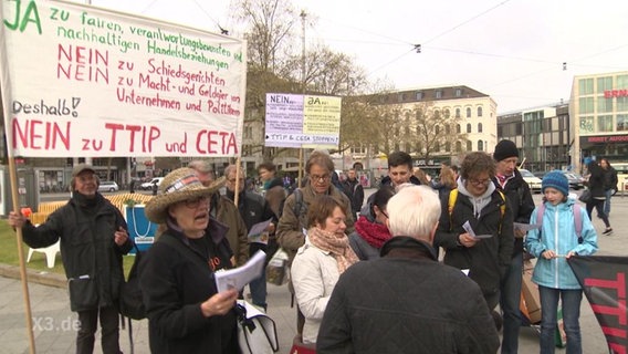 Bürger protestieren gegen TTIP.  