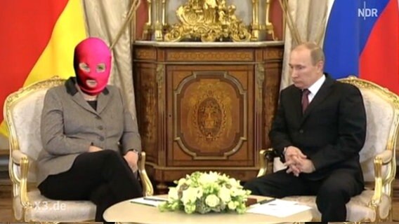 Putin mit Angela Merkel mit Pussy Riot Maske  
