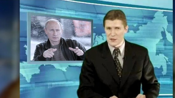 Putins Bild in einem Imitat der russischen Tagesschau.  