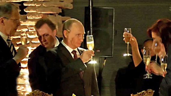 Putin bei einem Sektempfang.  
