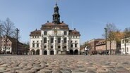 Das Lüneburger Rathaus mit dem Marktplatz davor. © picture alliance/DUMONT Bildarchiv Foto: Gerald Haenel