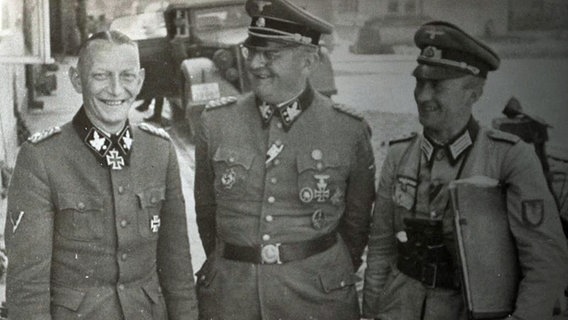 Heinz Reinefarth (l.) in Nazi-Uniform.  