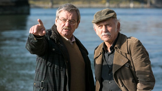 Günter (Wolfgang Winkler, l.) und Edwin (Tilo Prückner, r.) sind zum Fundort einer Leiche ans Rheinufer gerufen worden. © ARD/Kai Schulz 