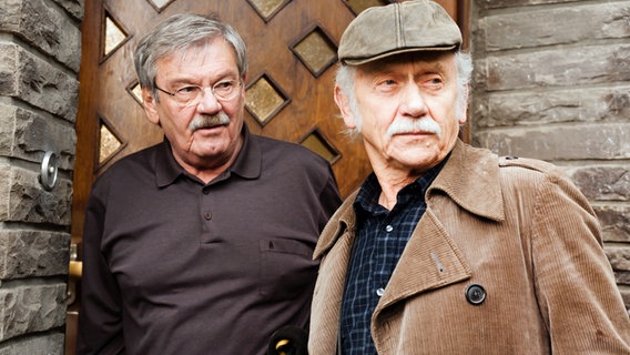 Edwin (Tilo Prückner, r.) und Günter (Wolfgang Winkler, l.) wundern sich über Boses Doppelleben - hatte er wirklich drei Geliebte? © ARD/Kai Schulz 