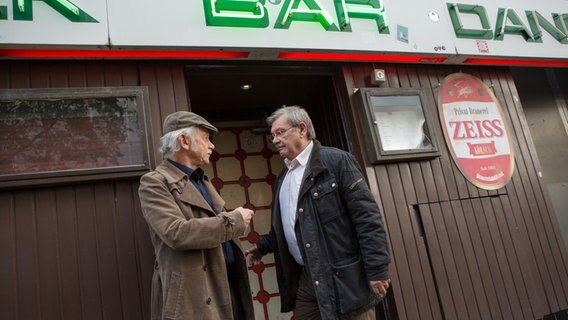 Günter (Wolfgang Winkler, r.) und Edwin (Tilo Prückner, l.) ermitteln in der Vergangenheit der Ermordeten, die offenbar mal als Prostituierte gearbeitet hat. Günter (Wolfgang Winkler, r.) und Edwin (Tilo Prückner, l.) ermitteln in der Vergangenheit der Ermordeten, die offenbar mal als Prostituierte gearbeitet hat. © ARD/Michael Boehme