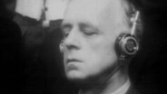 Joachim von Ribbentrop mit Kopfhörern bei den Nürnberger Kriegverbrecherprozessen  
