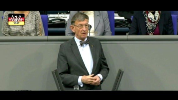 Der Bundestagsabgeordnete Heinz Riesenhuber spricht vor dem Bundestag.  
