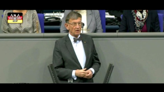 Der Bundestagsabgeordnete Heinz Riesenhuber spricht vor dem Bundestag.  
