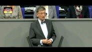 Der Bundestagsabgeordnete Heinz Riesenhuber spricht vor dem Bundestag.  