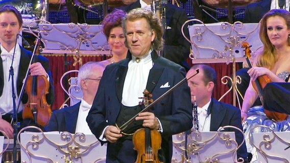 André Rieu vor seinem Orchester  