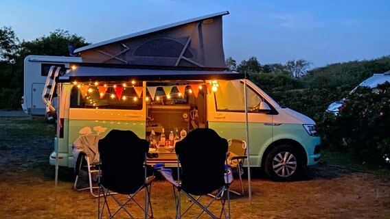 Gemütliche Abendstimmung am Campervan. © HR 