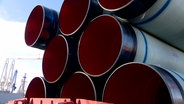 Die Rohre für die Pipeline liegen bereit © Screenshot 