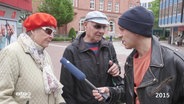 Reporter Rollo im Gespräch mit zwei Passanten  