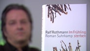 Der Roman "Im Frühling sterben" von Ralf Rothmann.  
