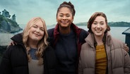 Synnøve (Mathea Onarheim Grønnevik), Olivia (Serian Elisabeth Jeng) und Thea (Sisilja Skeistrand Garen) in der Serie "Rumors". © NDR/Mothership 