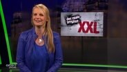 Moderatorin Barbara Ruscher präsentiert im Studio "Der reale Irrsinn XXL".  