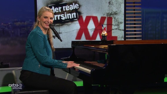 Kabarettistin Barbara Ruscher am Klavier während der Sendung "Der reale Irsinn XXL".  