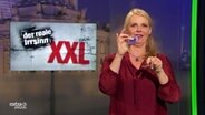 "extra 3"-Moderatorin Barbara Ruscher mit einem Fidget Spinner.  