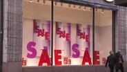 "Sale" Aushänge im Schaufenster  