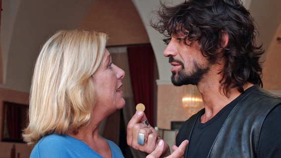 Der eigenwillige Giaccomo (Giacomo Gonnella) macht die neue "Bardame" Manuela (Jutta Speidel) mit seinem morgendlichen Espresso-Ritual vertraut. © ARD Degeto/Ronny Lang 