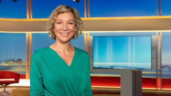Der Moderatorin Christina von Saß lächelt in die Kamera. © NDR 