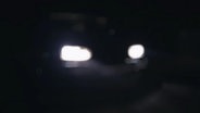Autoscheinwerfer im Dunkeln.  