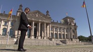 Tobias Schlegl vor dem Bundestag in Berlin.  
