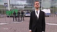 Tobias Schlegl vor den Messehallen in Hamburg.  