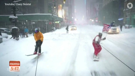 Casey Neistat beim Snowboarden im verschneiten New York.  