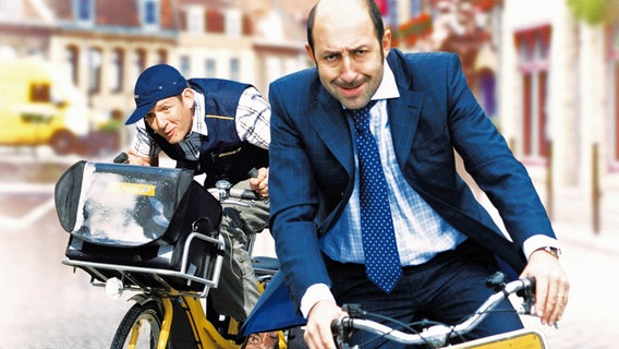 Postler Philippe (Kad Merad, re.) und sein Freund Antoine (Dany Boon) radeln angetrunken um die Wette. © ARD Degeto 