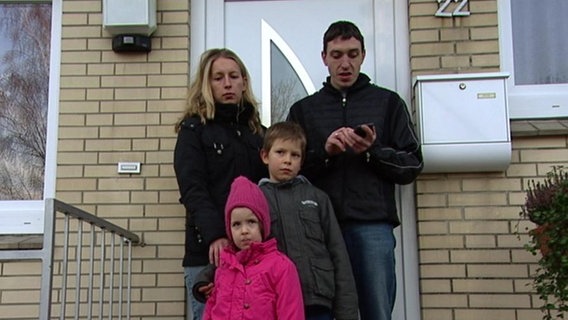 Die Familie des Schülers vor ihrem Haus.  