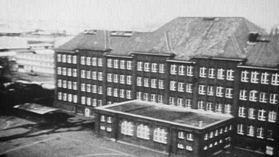 Eine historische Aufnahme des Schulgebäudes am Bullenhuser Damm.  