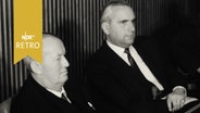 Zwei ältere Herren als Teilnehmer der IHK-Vollversammlung in Braunschweig 1962.  