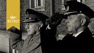 Britischer Generall Harold Pymann und ein weiterer Offizier salutieren (1962)  